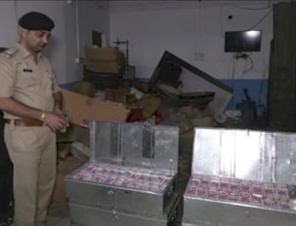 सूरत में एंबुलेंस में पकड़े गए 25 करोड़ के फर्जी नोट, रिजर्व बैंक की जगह लिखा था रिवर्स बैंक ऑफ इंडिया सूरत में एंबुलेंस में पकड़े गए 25 करोड़ के फर्जी नोट, रिजर्व बैंक की जगह लिखा था रिवर्स बैंक ऑफ इंडिया