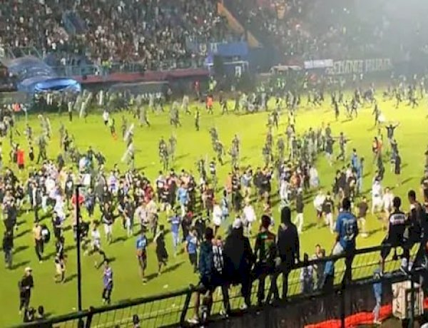 इंडोनेशिया में फुटबॉल मैच के दौरान हिंसा, भगदड़ में 129 लोगों की मौत, करीब 200 लोग घायल इंडोनेशिया में फुटबॉल मैच के दौरान हिंसा, भगदड़ में 129 लोगों की मौत, करीब 200 लोग घायल
