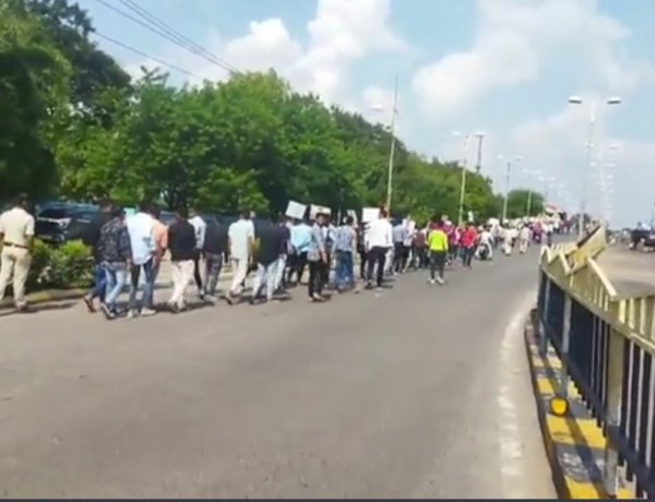 इंदौर में भर्ती सत्याग्रह कर रहे युवाओं का पदयात्रा शुरू, नौकरी की मांग को लेकर भोपाल कूच कर रहे छात्र इंदौर में भर्ती सत्याग्रह कर रहे युवाओं का पदयात्रा शुरू, नौकरी की मांग को लेकर भोपाल कूच कर रहे छात्र