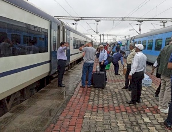 अब वाराणसी वंदे भारत ट्रेन में आई तकनीकी खराबी, यात्रियों को शताब्दी ट्रेन में किया गया शिफ्ट