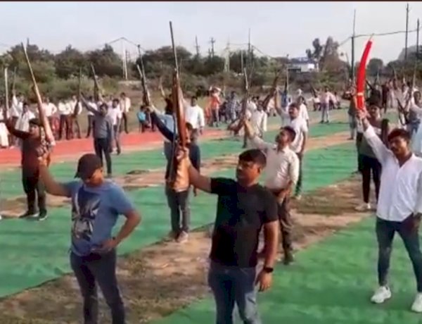 अत्याचार तो बिल्कुल बर्दाश्त नहीं करेंगे, उठाओ बंदूक, प्रीतम लोधी समर्थकों ने लहराई बंदूकें अत्याचार तो बिल्कुल बर्दाश्त नहीं करेंगे, उठाओ बंदूक, प्रीतम लोधी समर्थकों ने लहराई बंदूकें
