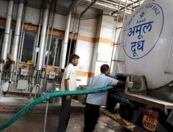 दिवाली से पहले महंगाई का एक और झटका, अमूल का दूध फिर 2 रुपए महंगा
