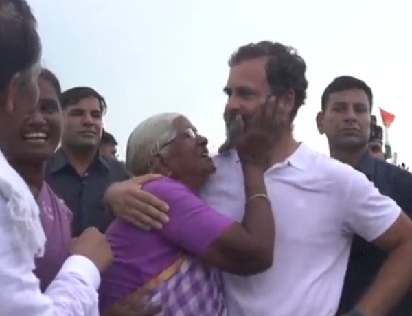 भारत जोड़ो यात्रा के दौरान बुजुर्ग महिला के साथ राहुल गांधी का दिल छू देने वाला पल, वीडियो वायरल
