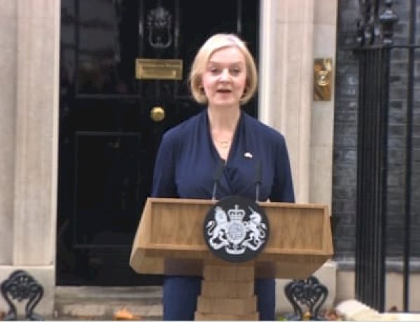 आर्थिक संकट के बीच ब्रिटिश पीएम लिज ट्रस ने दिया इस्तीफा, 6 हफ्ते पहले ही बनीं थी प्रधानमंत्री
