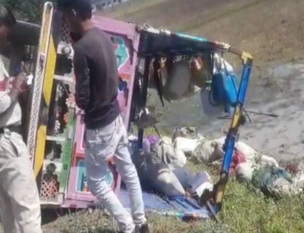 MP में एक और सड़क हादसा, दमोह में 28 मजदूरों से भरी पिकअप बेकाबू होकर पलटी MP में एक और सड़क हादसा, दमोह में 28 मजदूरों से भरी पिकअप बेकाबू होकर पलटी