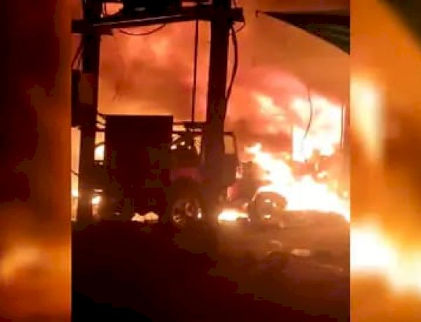 भोपाल के न्यू मार्केट में देर रात लगी भीषण आग, कार डेकोरेशन शॉप जलकर खाक भोपाल के न्यू मार्केट में देर रात लगी भीषण आग, कार डेकोरेशन शॉप जलकर खाक