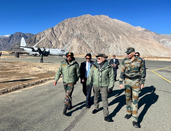 दिवाली मनाने करगिल पहुंचे पीएम मोदी, जवानों से कहा- आतंक के अंत का उत्सव है दिवाली दिवाली मनाने करगिल पहुंचे पीएम मोदी, जवानों से कहा- आतंक के अंत का उत्सव है दिवाली