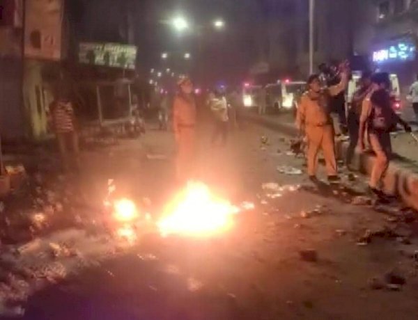 दिवाली की रात वडोदरा में सांप्रदायिक तनाव, पुलिस के सामने चले पेट्रोल बम, 19 लोग गिरफ्तार