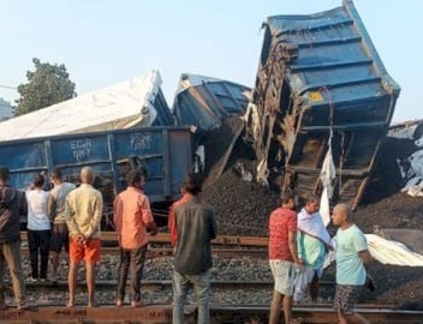 कोडरमा में कोयला से लदी मालगाड़ी का ब्रेक फेल, डब्बों को घसीटते हुए प्लेटफॉर्म तक पहुंची, रेलवे को भारी नुकसान