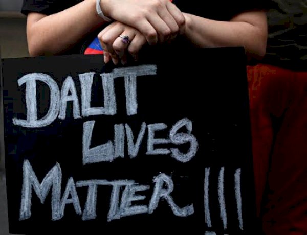 छतरपुर में दलित महिला को लाठियों से पीटा, बरम देव के चबूतरे पर मत्था टेकने की दी सजा छतरपुर में दलित महिला को लाठियों से पीटा, बरम देव के चबूतरे पर मत्था टेकने की दी सजा
