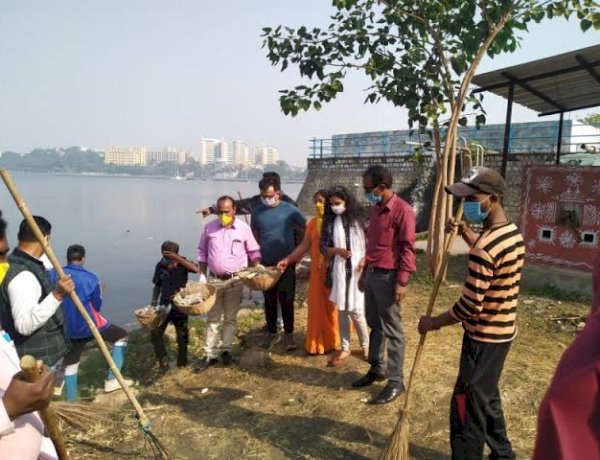 छठ महापर्व का तीसरा दिन, आज डूबते सूर्य को अर्घ्य देंगे व्रती, भोपाल में 50 से अधिक स्थानों पर होगी पूजा छठ महापर्व का तीसरा दिन, आज डूबते सूर्य को अर्घ्य देंगे व्रती, भोपाल में 50 से अधिक स्थानों पर होगी पूजा