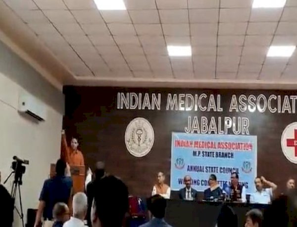 जबलपुर में IMA की बैठक में जूतम पैजार, मंच पर डॉक्टरों के बीच जमकर चले लात-घुसे, वीडियो वायरल
