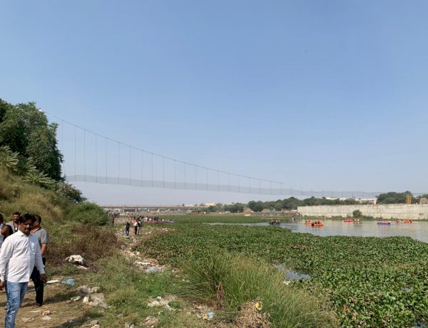 मोरबी हादसे के कारण कांग्रेस ने रद्द किए सभी कार्यक्रम, घटनास्थल पर पहुंचे दिग्विजय-गहलोत मोरबी हादसे के कारण कांग्रेस ने रद्द किए सभी कार्यक्रम, घटनास्थल पर पहुंचे दिग्विजय-गहलोत