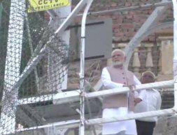 हादसे के तीसरे दिन मोरबी पहुंचे पीएम मोदी, सफेद कपड़े से ढंक दिया गया ओरेवा कंपनी का बोर्ड हादसे के तीसरे दिन मोरबी पहुंचे पीएम मोदी, सफेद कपड़े से ढंक दिया गया ओरेवा कंपनी का बोर्ड