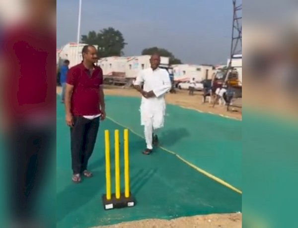 यात्रा विश्राम के दौरान क्रिकेट खेलते दिखे दिग्विजय सिंह, कॉलेज के दिनों में रह चुके हैं विकेटकीपर बल्लेबाज़ यात्रा विश्राम के दौरान क्रिकेट खेलते दिखे दिग्विजय सिंह, कॉलेज के दिनों में रह चुके हैं विकेटकीपर बल्लेबाज़