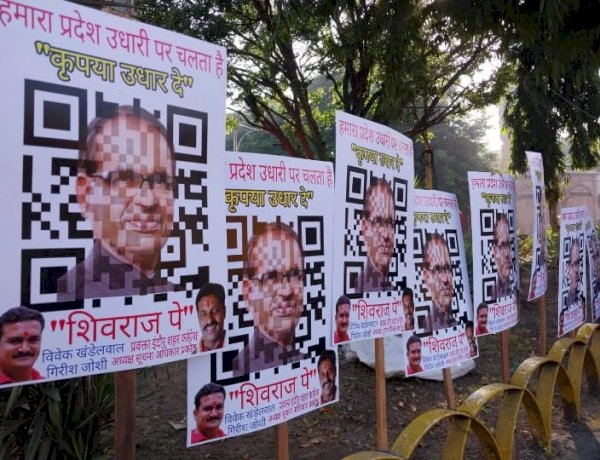 इंदौर में कांग्रेस नेताओं का अनोखा प्रदर्शन, सीएम शिवराज के चेहरे पर लगाया QR कोड