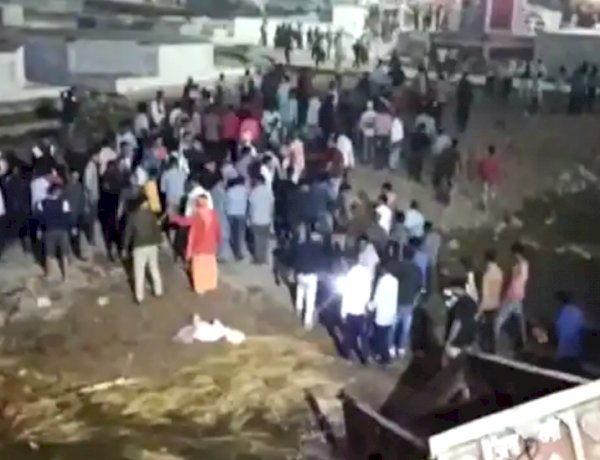 दतिया में सिंध नदी के पुल से गिरी ट्रैक्टर-ट्रॉली, चार श्रद्धालुओं की मौत, 18 गंभीर रूप से घायल दतिया में सिंध नदी के पुल से गिरी ट्रैक्टर-ट्रॉली, चार श्रद्धालुओं की मौत, 18 गंभीर रूप से घायल