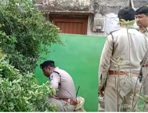 बुरहानपुर: दरगाह परिसर में मिला किशोरी का शव, हत्यारे ने नाक काटकर मौत के घाट उतारा बुरहानपुर: दरगाह परिसर में मिला किशोरी का शव, हत्यारे ने नाक काटकर मौत के घाट उतारा