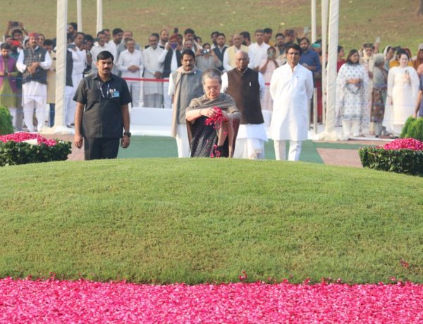 चाचा नेहरू को याद कर रहा कृतज्ञ राष्ट्र, सोनिया गांधी और मल्लिकार्जुन खड़गे पहुंचे शांतिवन, अर्पित की श्रद्धांजलि