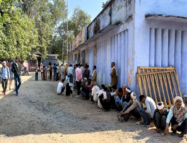 भिंड-मुरैना में खाद संकट बरकरार, दिनभर भूखे-प्यासे कतार में खड़े रहते किसान, शाम को उदास होकर लौटते हैं घर