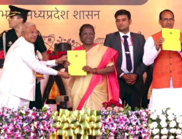 राष्ट्रपति द्रौपदी मुर्मु को पेसा एक्ट की प्रथम प्रति भेंट की गई राष्ट्रपति द्रौपदी मुर्मु को पेसा एक्ट की प्रथम प्रति भेंट की गई