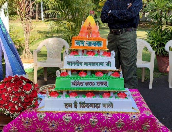 मंदिरनुमा केक से आहत हुईं बीजेपी नेताओं की भावनाएं, कमल नाथ को बताया नास्तिक