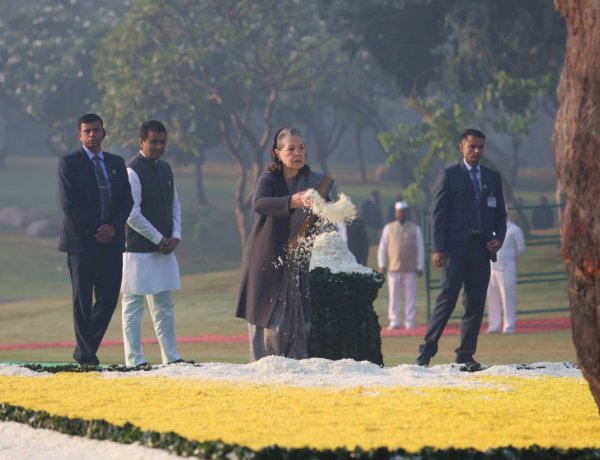 इंदिरा गांधी जयंती: सोनिया गांधी और मल्लिकार्जुन खड़गे पहुंचे शक्ति स्थल, पुष्पांजलि अर्पित की