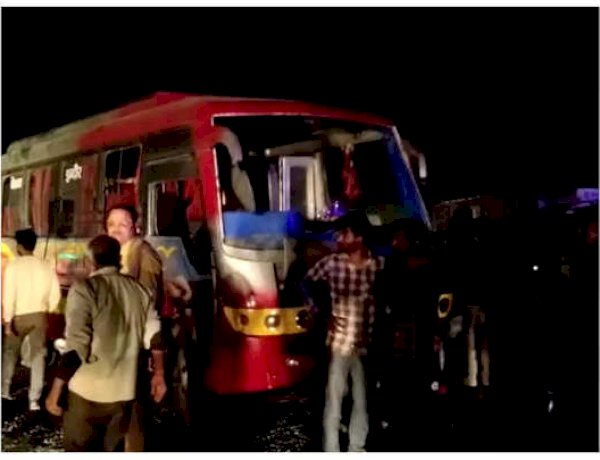 MP में दर्दनाक सड़क हादसा, दो तेज रफ्तार बसें पलटीं, चार यात्रियों की मौत और दर्जनों घायल MP में दर्दनाक सड़क हादसा, दो तेज रफ्तार बसें पलटीं, चार यात्रियों की मौत और दर्जनों घायल