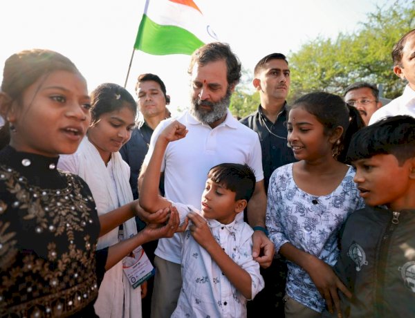 भारत जोड़ो यात्रा में बच्चों के साथ राहुल गांधी भारत जोड़ो यात्रा में बच्चों के साथ राहुल गांधी