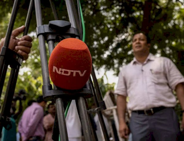 NDTV के फाउंडर प्रणव रॉय और राधिका रॉय ने बोर्ड से दिया इस्तीफा, अब चैनल पर होगा अडानी का कब्जा