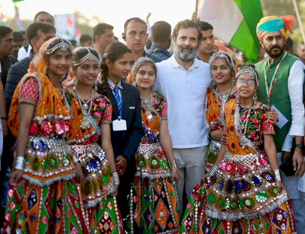 भारत जोड़ो यात्रा में बालिकाओं के साथ राहुल गांधी 