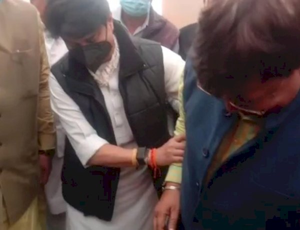 सिंधिया ने ऊर्जा मंत्री तोमर को पहनाई चप्पल, कांग्रेस का तंज- आप क्यों परेशान हुए, जनता तैयार थी