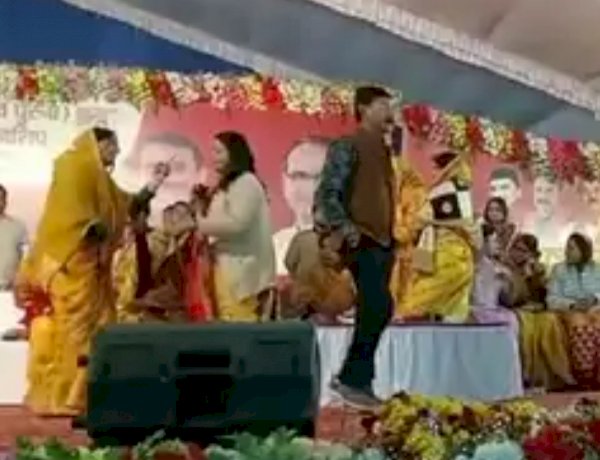 मंच पर बीजेपी महिला नेताओं की हाथापाई, कुर्सी पर बैठने को लेकर जड़ा थप्पड़, वीडियो वायरल