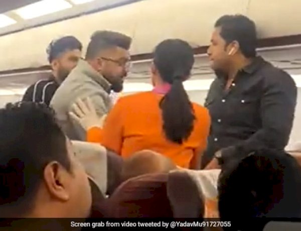 बैंकॉक से भारत आ रही फ्लाइट में यात्रियों के बीच जमकर हुई मारपीट, वीडियो वायरल बैंकॉक से भारत आ रही फ्लाइट में यात्रियों के बीच जमकर हुई मारपीट, वीडियो वायरल