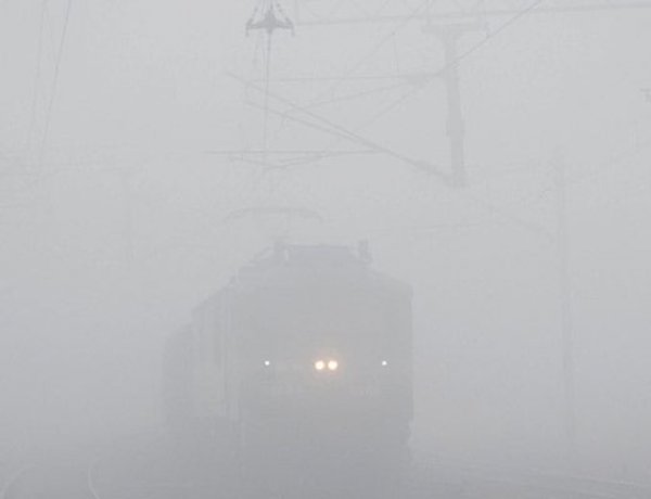 उत्तर भारत में ठंड का सितम, घने कोहरे से हवाई रेल यातायात प्रभावित, दिल्ली में शीतलहर का यलो अलर्ट