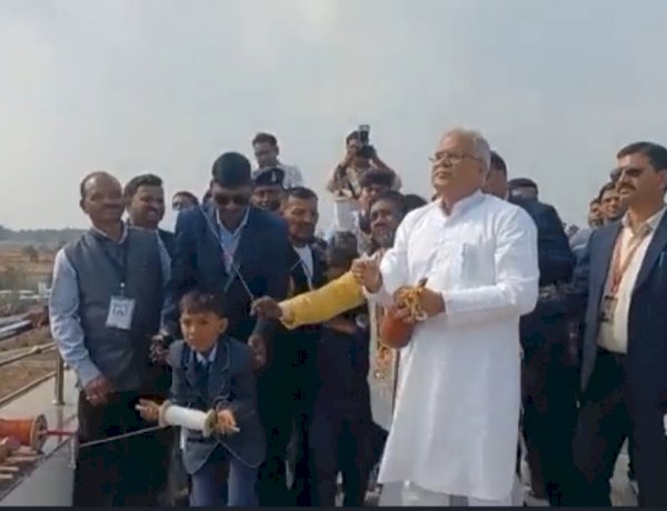 मकर संक्रांति पर सीएम बघेल ने पीएम मोदी को भेजा स्पेशल गिफ्ट, बच्चों संग उड़ाई पतंग मकर संक्रांति पर सीएम बघेल ने पीएम मोदी को भेजा स्पेशल गिफ्ट, बच्चों संग उड़ाई पतंग