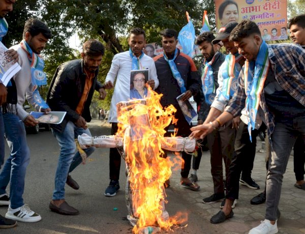 गांधी गोडसे एक युद्ध फिल्म के विरोध में उतरी NSUI, डायरेक्टर राजकुमार संतोषी का फूंका पुतला गांधी गोडसे एक युद्ध फिल्म के विरोध में उतरी NSUI, डायरेक्टर राजकुमार संतोषी का फूंका पुतला