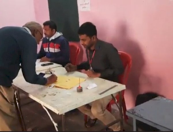 MP के 19 नगरीय निकायों में वोटिंग जारी, दिग्विजय सिंह बोले- निडर होकर मतदान करेंगे राघौगढ़ के मतदाता