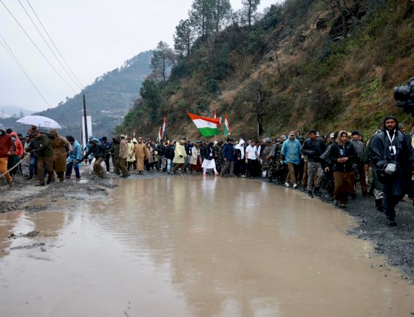 जम्मू कश्मीर में भारी बारिश और भूस्खलन के कारण रोड ब्लॉक, कुछ घंटे में ही रुकी भारत जोड़ो यात्रा