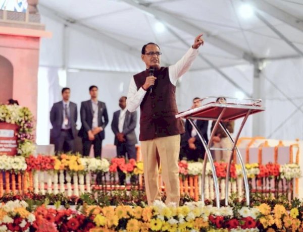आरक्षकों को नियुक्ति प्रमाण पत्र प्रदान करने के कार्यक्रम में सीएम शिवराज सिंह चौहान आरक्षकों को नियुक्ति प्रमाण पत्र प्रदान करने के कार्यक्रम में सीएम शिवराज सिंह चौहान