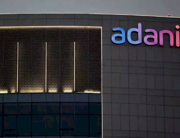 US एक्सचेंज से बाहर होते ही अडानी इंटरप्राइजेज में 35 फीसदी की गिरावट, बाकी कंपनियों के शेयर भी बिखरे