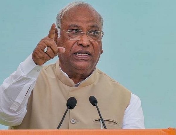 गोलीतंत्र और भीड़तंत्र की वकालत करने वाले संविधान को करते हैं ध्वस्त, यूपी की लचर कानून व्यवस्था पर खड़गे ने उठाए सवाल गोलीतंत्र और भीड़तंत्र की वकालत करने वाले संविधान को करते हैं ध्वस्त, यूपी की लचर कानून व्यवस्था पर खड़गे ने उठाए सवाल