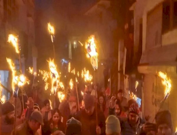 जोशीमठ के लोगों का टूट रहा सब्र का बांध, मशाल लेकर फिर सड़कों पर उतरे, BJP सरकार के खिलाफ दिखा गुस्सा जोशीमठ के लोगों का टूट रहा सब्र का बांध, मशाल लेकर फिर सड़कों पर उतरे, BJP सरकार के खिलाफ दिखा गुस्सा