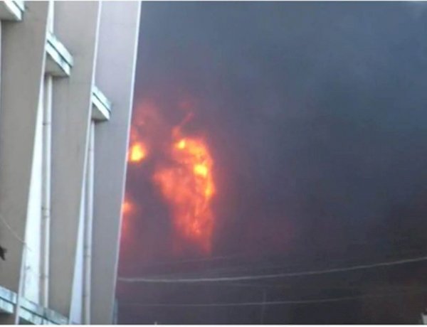 इंदौर: फाइबर फैक्ट्री में लगी भीषण आग, आग से लाख़ों का माल जलकर ख़ाक