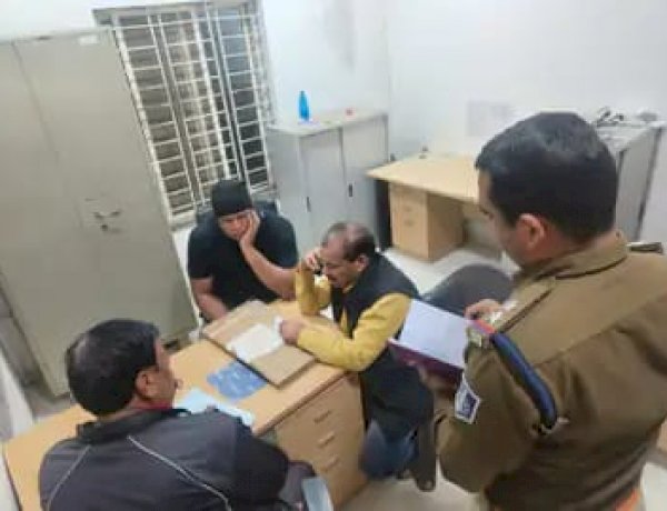 विदिशा में पकड़ाई फर्जी लोकायुक्त की टीम, हाईकोर्ट लिखी कार से बैंक प्रबंधक को ठगने पहुंचे थे आरोपी