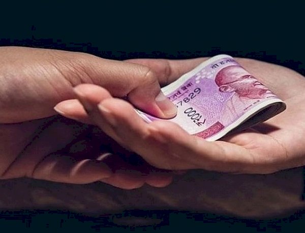 राजगढ़ में जनपद सीईओ ने सरपंच से मांगी 25 हज़ार की रिश्वत, वीडियो वायरल होने पर हुई कार्रवाई राजगढ़ में जनपद सीईओ ने सरपंच से मांगी 25 हज़ार की रिश्वत, वीडियो वायरल होने पर हुई कार्रवाई