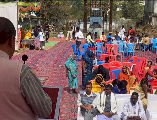 खाली कुर्सियों को भाषण देते रहे फग्गन सिंह कुलस्ते, विकास यात्रा में केंद्रीय मंत्री की भारी फजीहत खाली कुर्सियों को भाषण देते रहे फग्गन सिंह कुलस्ते, विकास यात्रा में केंद्रीय मंत्री की भारी फजीहत