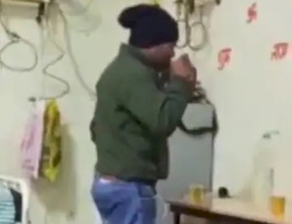 मेडिकल कॉलेज के ऑक्सीजन प्लांट में छलके जाम, शराब पीते कर्मचारी का वीडियो वायरल
