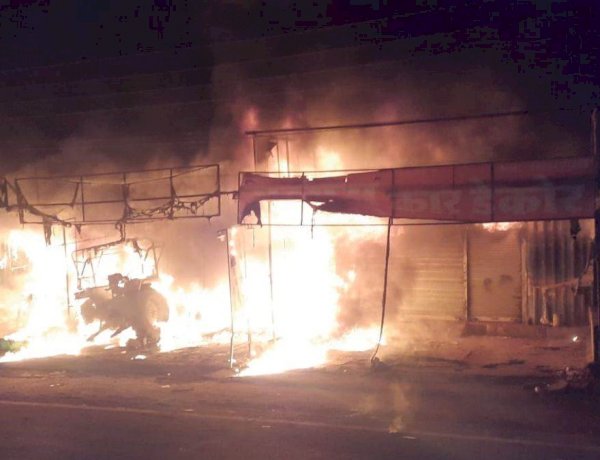 खंडवा बाजार में देर रात लगी भीषण आग, ऑयल, प्लास्टिक और टेंट हाउस की 8 दुकानें जलकर खाक