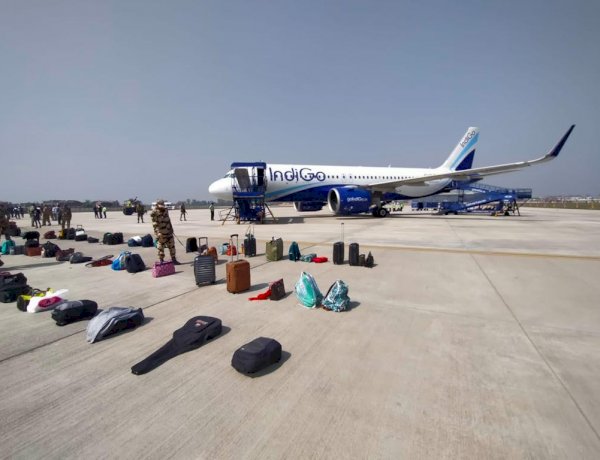 दिल्ली से देवघर जा रही फ्लाइट में बम की सूचना, लखनऊ एयरपोर्ट पर इमरजेंसी लैंडिंग